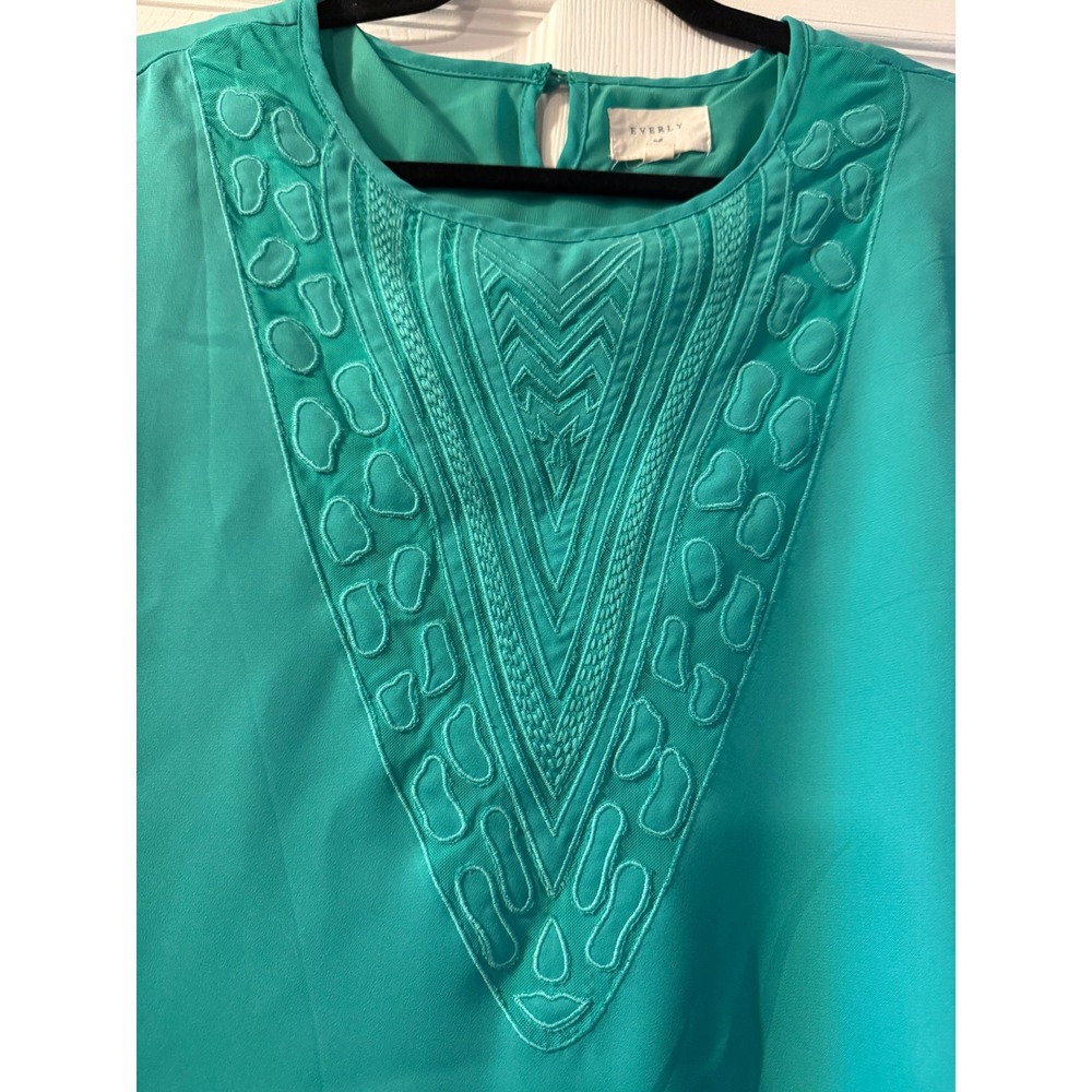 Everly Teal Green Sleeveless Embroidered V-Neck Blouse Keyhole Back Top Small - Picture 2 of 8